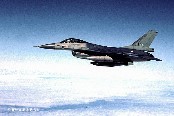F-16`s J-203 & J-873  on  route  from Cold Lake to  Goose Bay op 16 juni 2007.