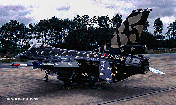 F-16A  J236  night site Leeuwarden  08-1998