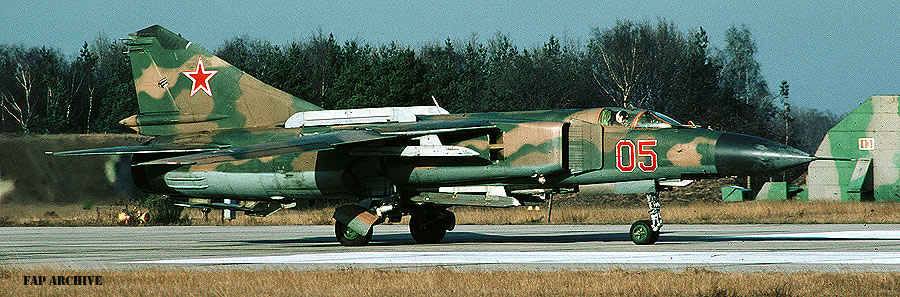 MiG 23-MLD  05  883 IAP  Juterbog Altes Lager   Jan-1991