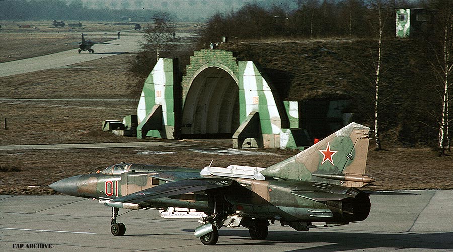 MiG 23-MLD  01  883 IAP  Juterbog Altes Lager  Jan-1991
