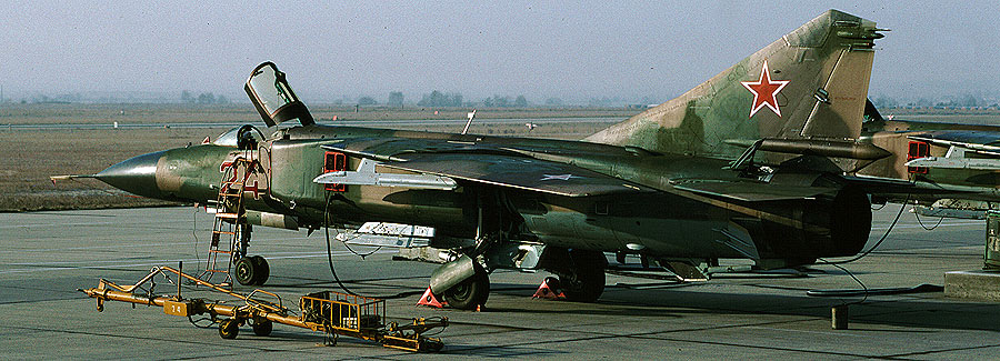 MiG 23-MLD  24  883 IAP  Juterbog Altes Lager   Jan-1991