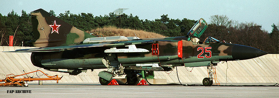 MiG 23-MLD  25  883 IAP  Juterbog Altes Lager  Jul-1992