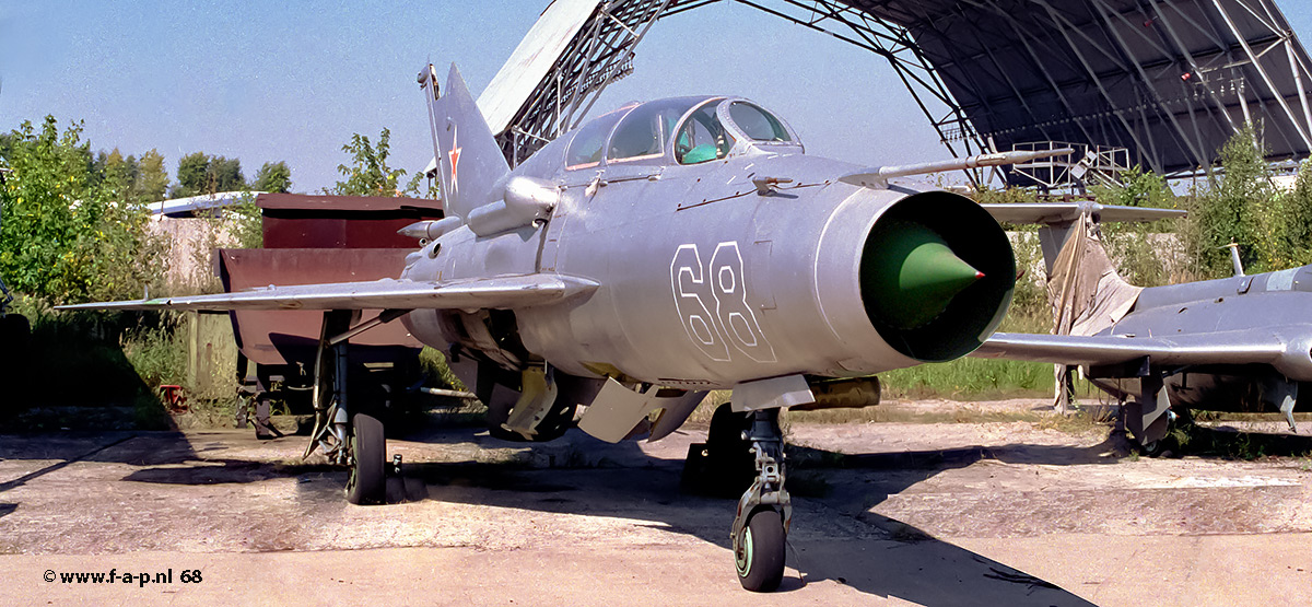 Mikojan-Goerevitsj MiG-21UM   68  c/n 0926 Zhukovsky, Russia 20-08-1995