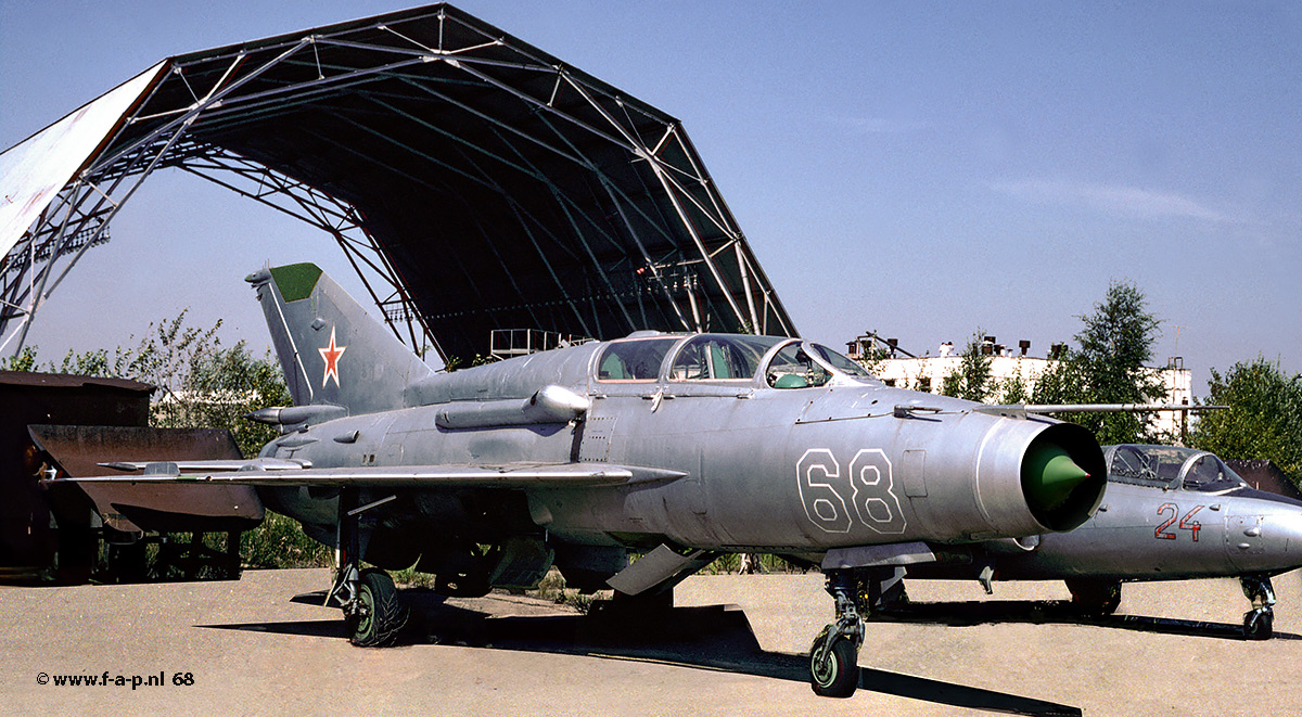 Mikojan-Goerevitsj MiG-21UM   68  c/n 0926 Zhukovsky, Russia 20-08-1995