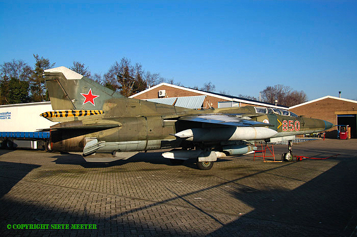 MiG 23 UB  850   (A103850)   Musselkanaal 10-12-2004