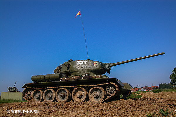 T-34/85  the 327   Hatten 15-05-2005