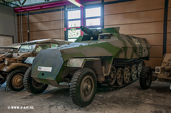 Sd.Kfz-251   523    Panzer Museum Munster  2016-04-22 