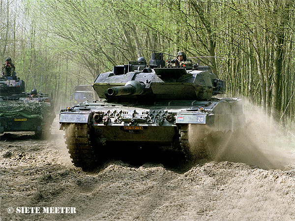 Leopard 2 A-6.  20 ( 83-kp-74)  43-GB  Marnehuizen  20-04-2002 