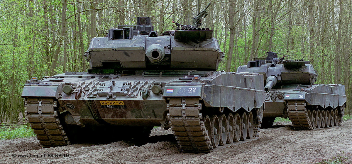Leopard 2 A-5.   22(84-kp-19)  43-GB  Marnehuizen  20-04-2002 