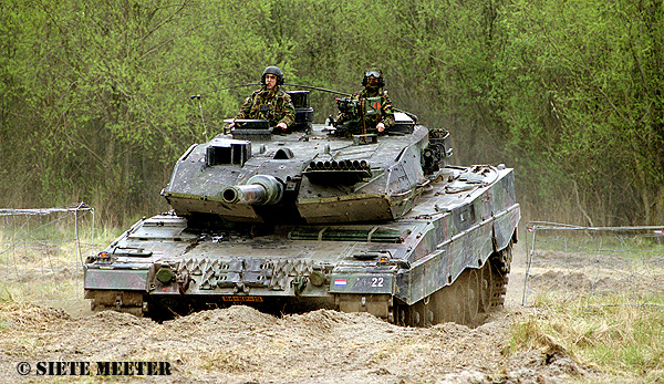 Leopard 2 A-5.   22(84-kp-19)  43-GB  Marnehuizen  20-04-2002 