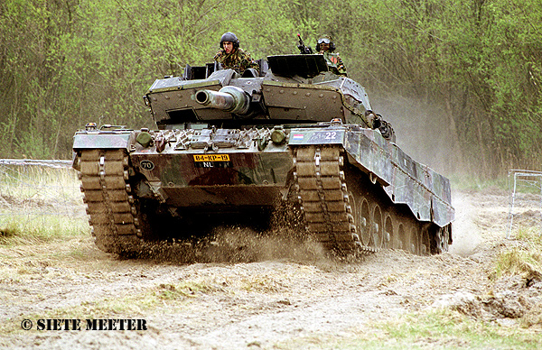 Leopard 2 A-5.   22(84-kp-19)  43-GB  Marnehuizen  20-04-2002 