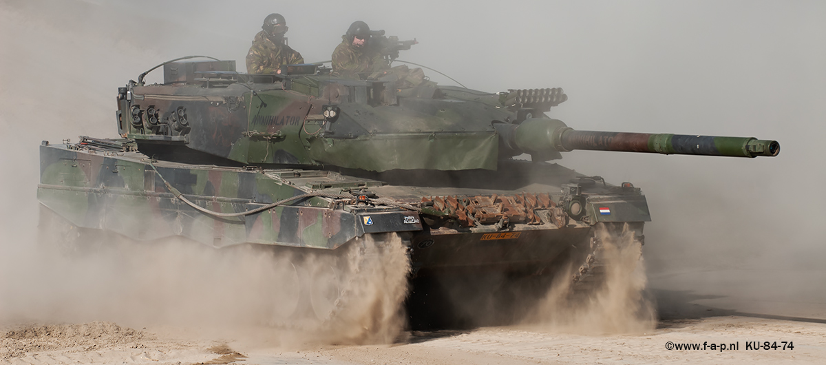 Leopard 2 A-6.  ( 83-kp-74)  43-GB  Marnewaard 20-04-2002
