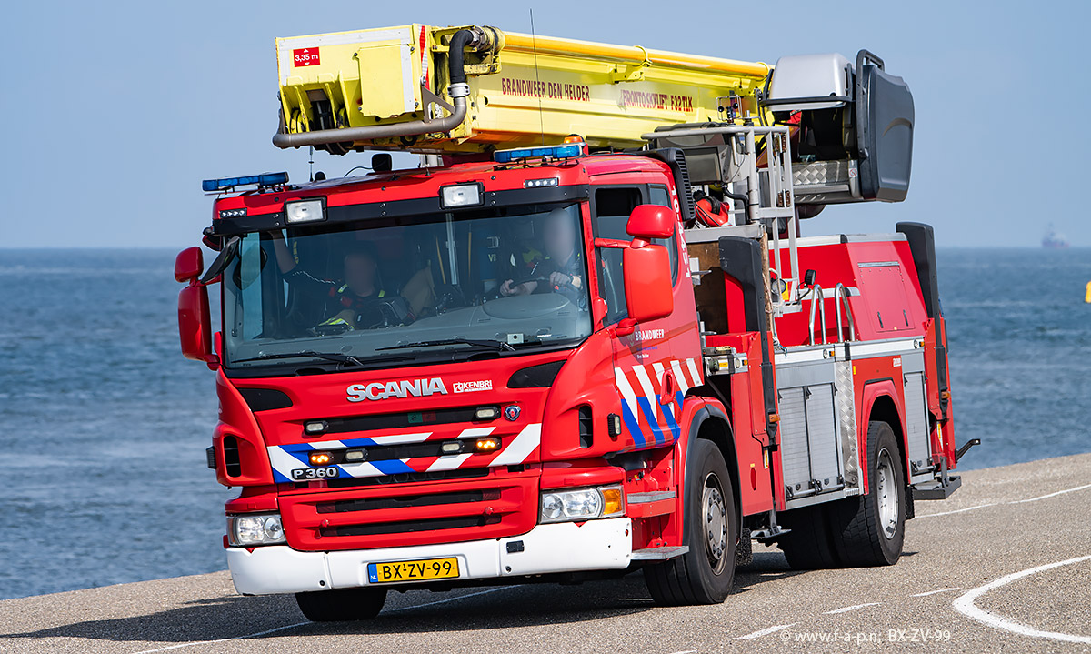Scania Hoogwerker  Bronto skylift  10-4451 BX-ZV-99  Den Helder Marsdiep 14-04-2025