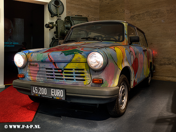  Trabant 1.1 Combi  Trabi Museum Berlin  Berlin  04-07-2016.   Deze trabant 1,1 " laatste editie " was van vw aan de voormalige gastheer van de show " alleen de liefde telt " kai plum voor z ' n trabant bestellen.Dit weer, de auto veiling in het voordeel van liefdadigheidsdoeleinden.De toenmalige hoogste bieder kwam uit zwitserland en had er een trabant museum van de zeer vele voertuigen vandaag te zien in berlijn