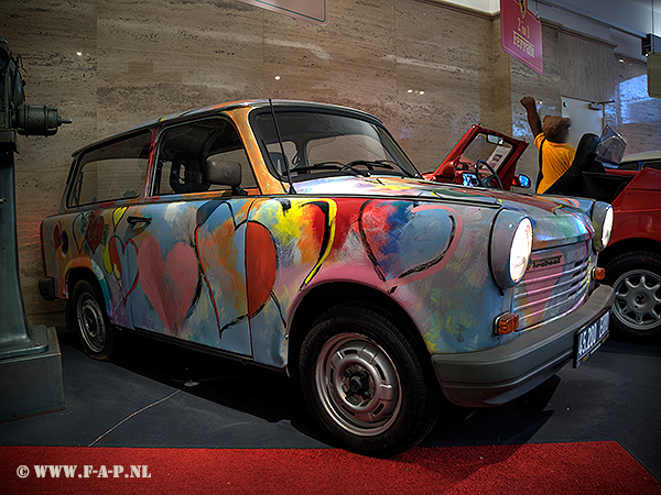  Trabant 1.1 Combi  Trabi Museum Berlin  Berlin  04-07-2016.   Deze trabant 1,1 " laatste editie " was van vw aan de voormalige gastheer van de show " alleen de liefde telt " kai plum voor z ' n trabant bestellen.Dit weer, de auto veiling in het voordeel van liefdadigheidsdoeleinden.De toenmalige hoogste bieder kwam uit zwitserland en had er een trabant museum van de zeer vele voertuigen vandaag te zien in berlijn