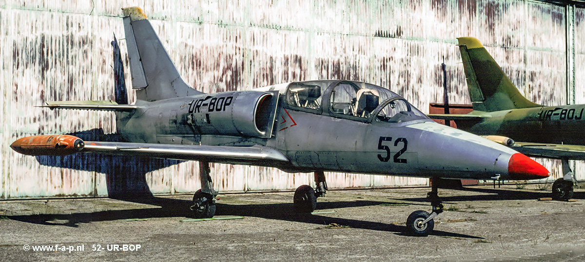 Aero L-39 Albatros    52   UR-BOP  	Prague�Kbely Airport. date byfore sep-1996  Aero L-39 Albatros    52   UR-BOP Prague�Kbely Airport. date sep-1996  (cn 432907) ... ex Kirgizi� De machine kwam in 1998 naar de VS, werd geregistreerd als N4322N en heeft sindsdien verschillende eigenaren gehad. De huidige eigenaar is RSW Aviation LLC in Phoenix (Arizona) en zij beschikt over een certificaat tot. 31 augustus 2027.
